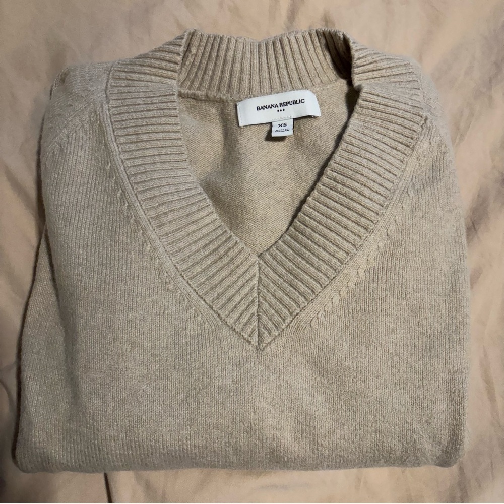 Banana Republic Men's V-Neck Sweater in Light Beige